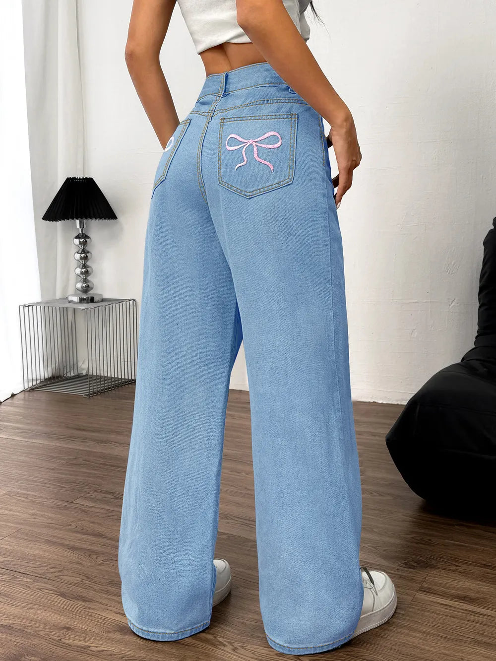 Jeans wide leg con lazos traseros