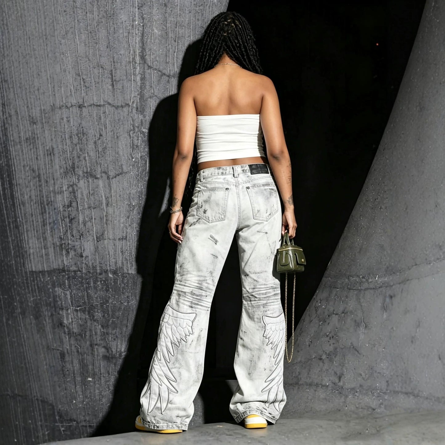 Jeans baggy con alas bordadas