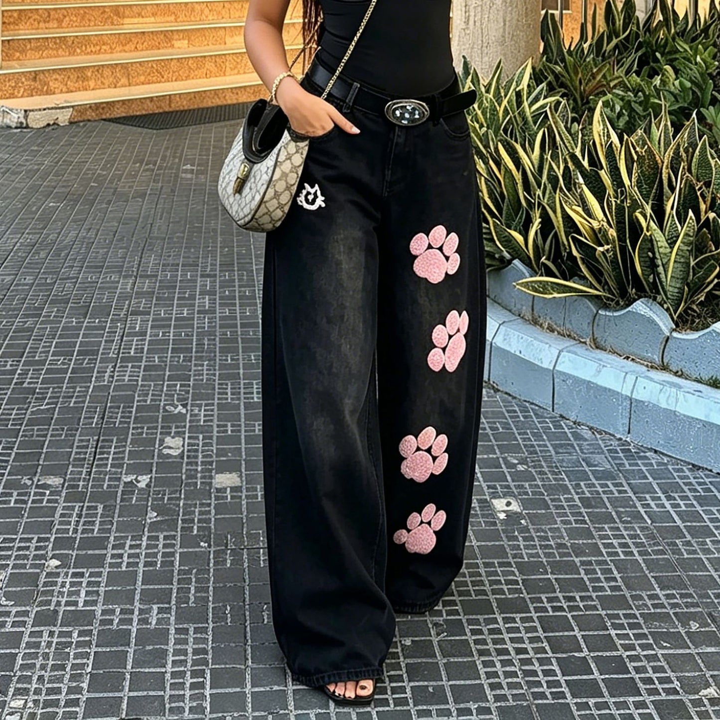 Jeans con bordado de huellas de perrito