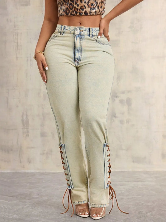 Jeans con cordones cruzados