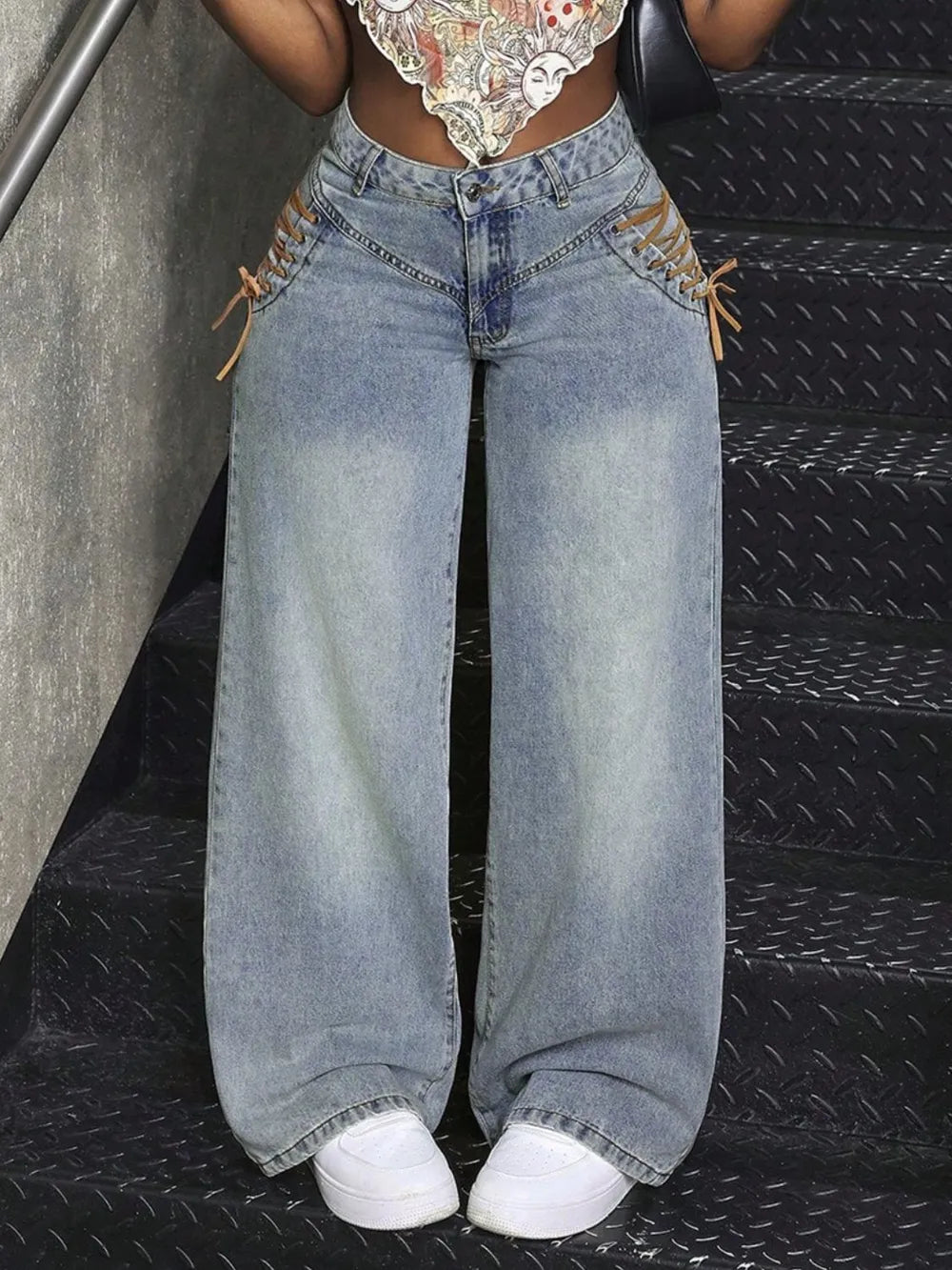 Jeans wide leg con cordones laterales