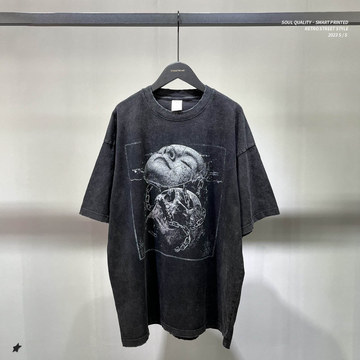 Camiseta lavado vintage con gráfico Skull