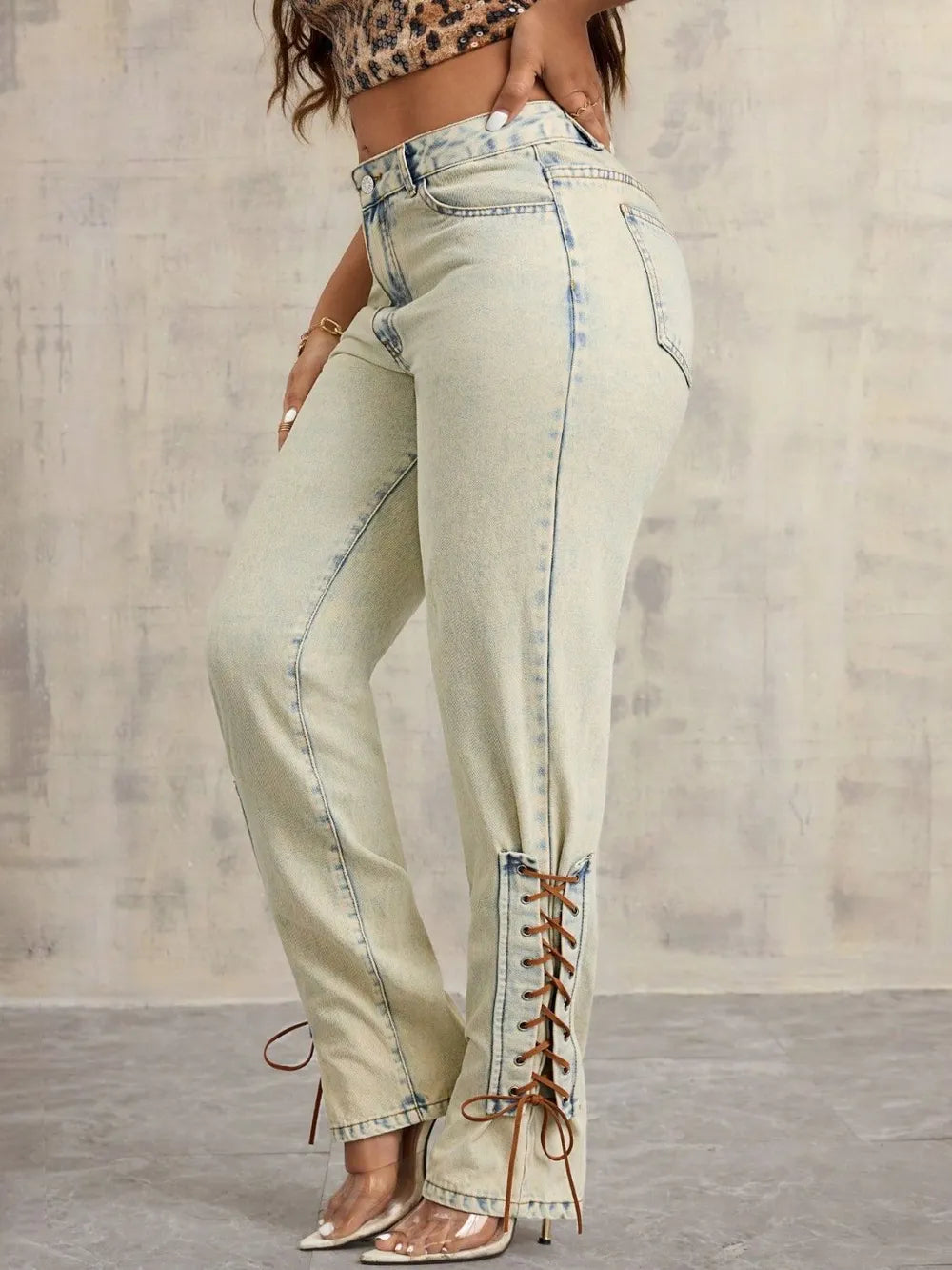 Jeans con cordones cruzados