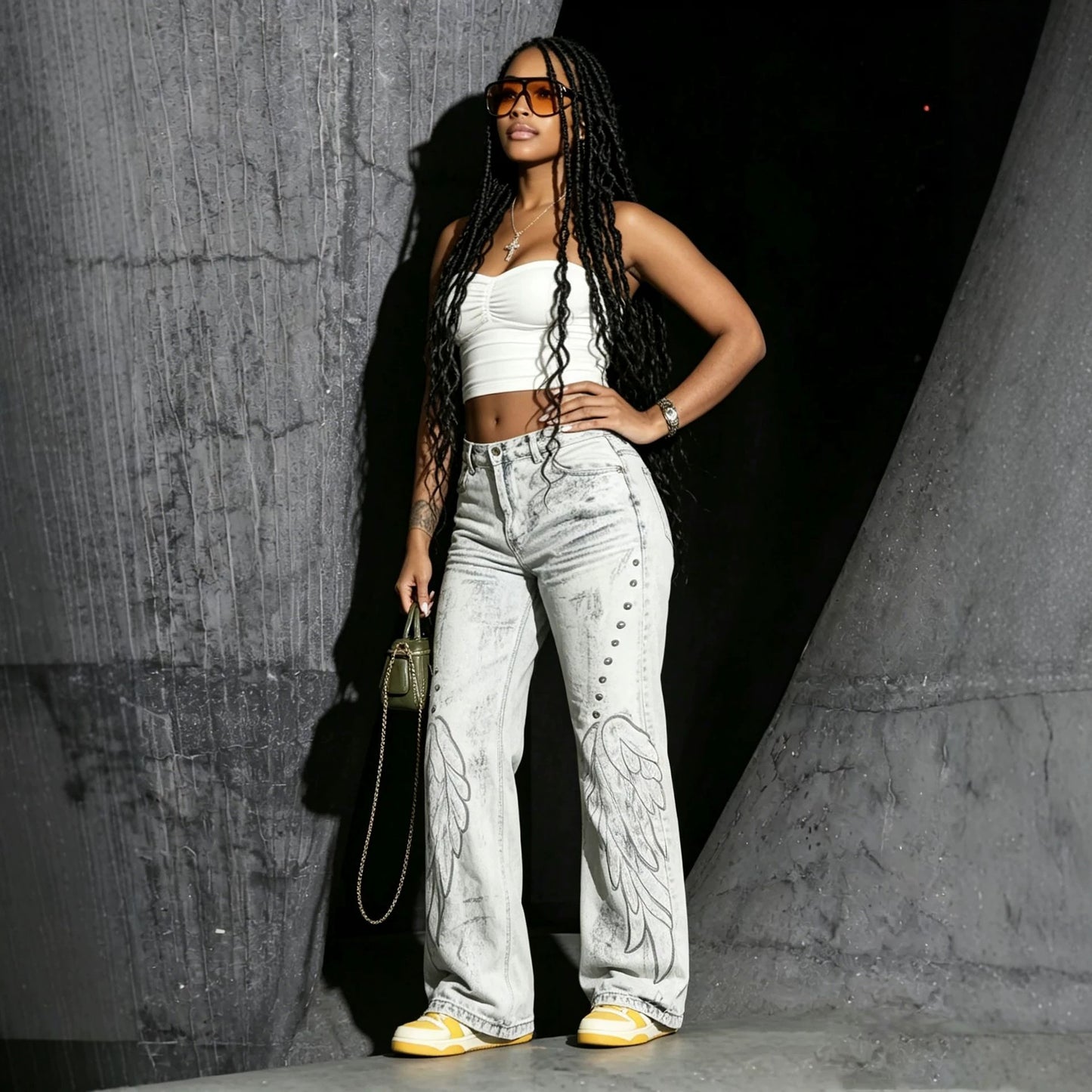 Jeans baggy con alas bordadas