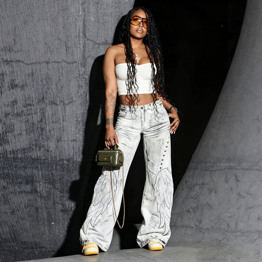 Jeans baggy con alas bordadas