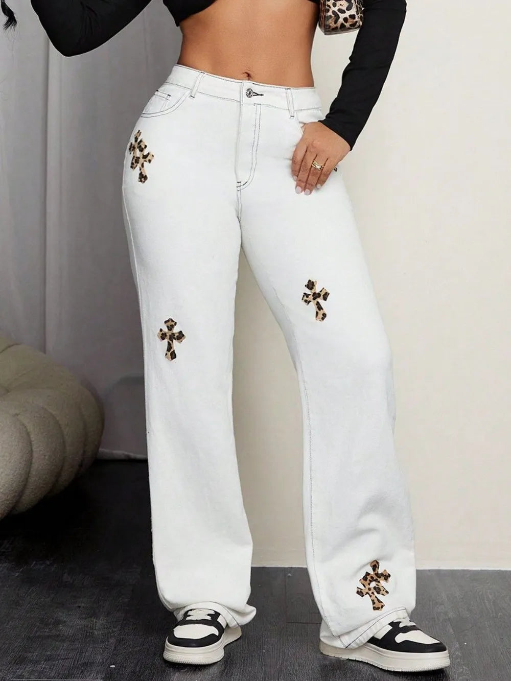 Jeans rectos con cruces de leopardo
