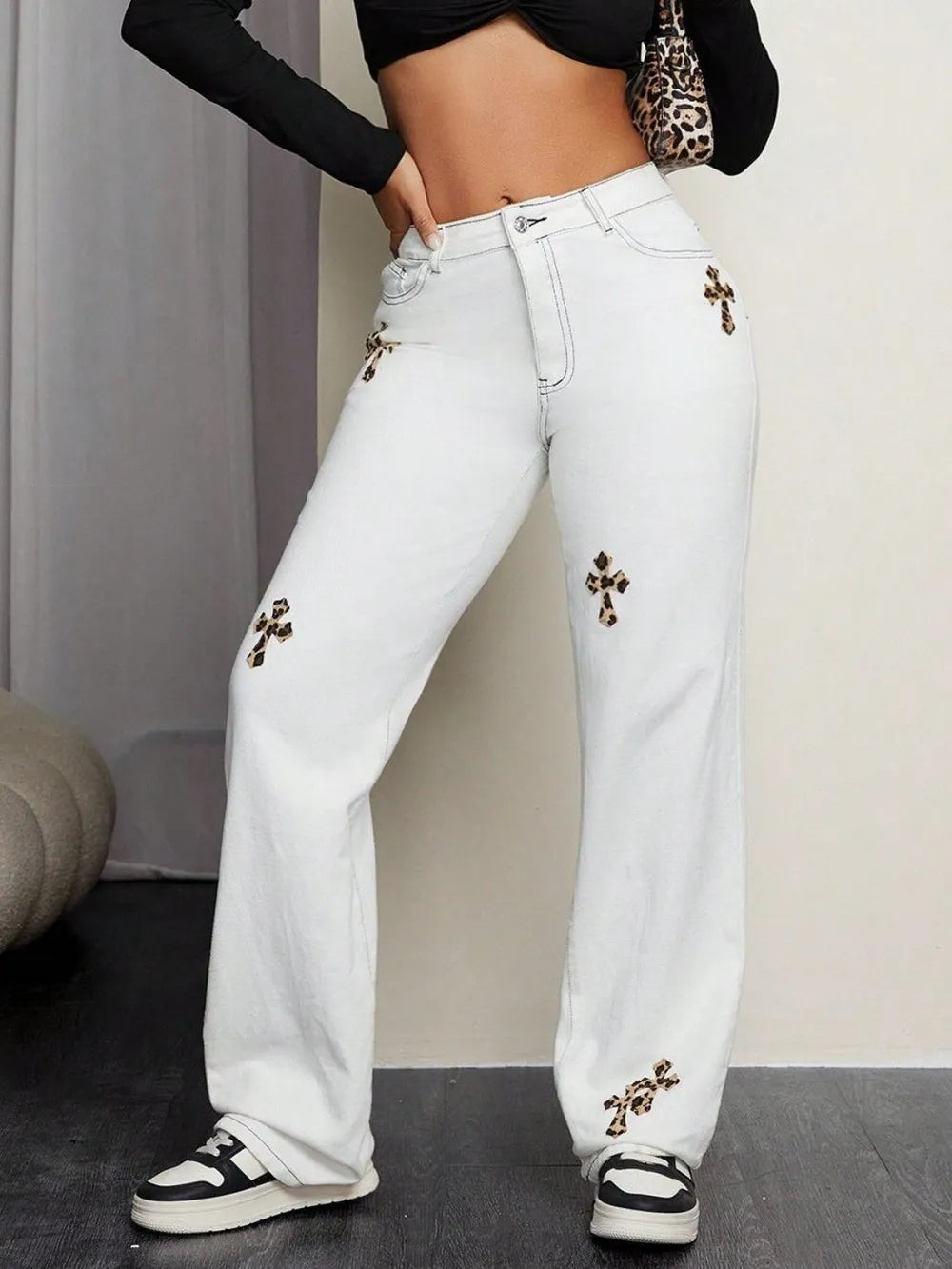 Jeans rectos con cruces de leopardo