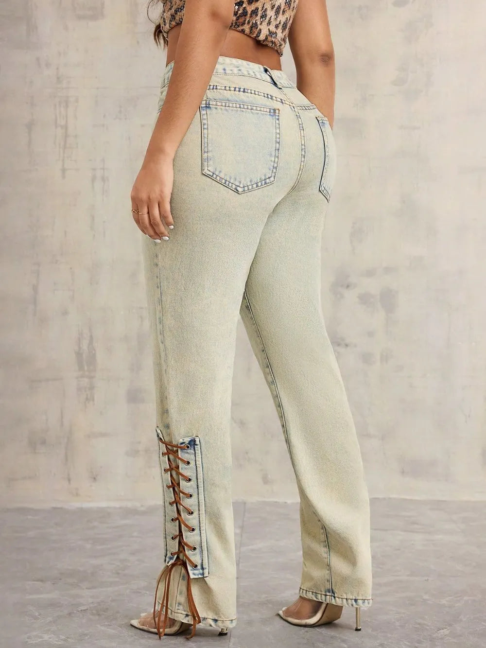 Jeans con cordones cruzados
