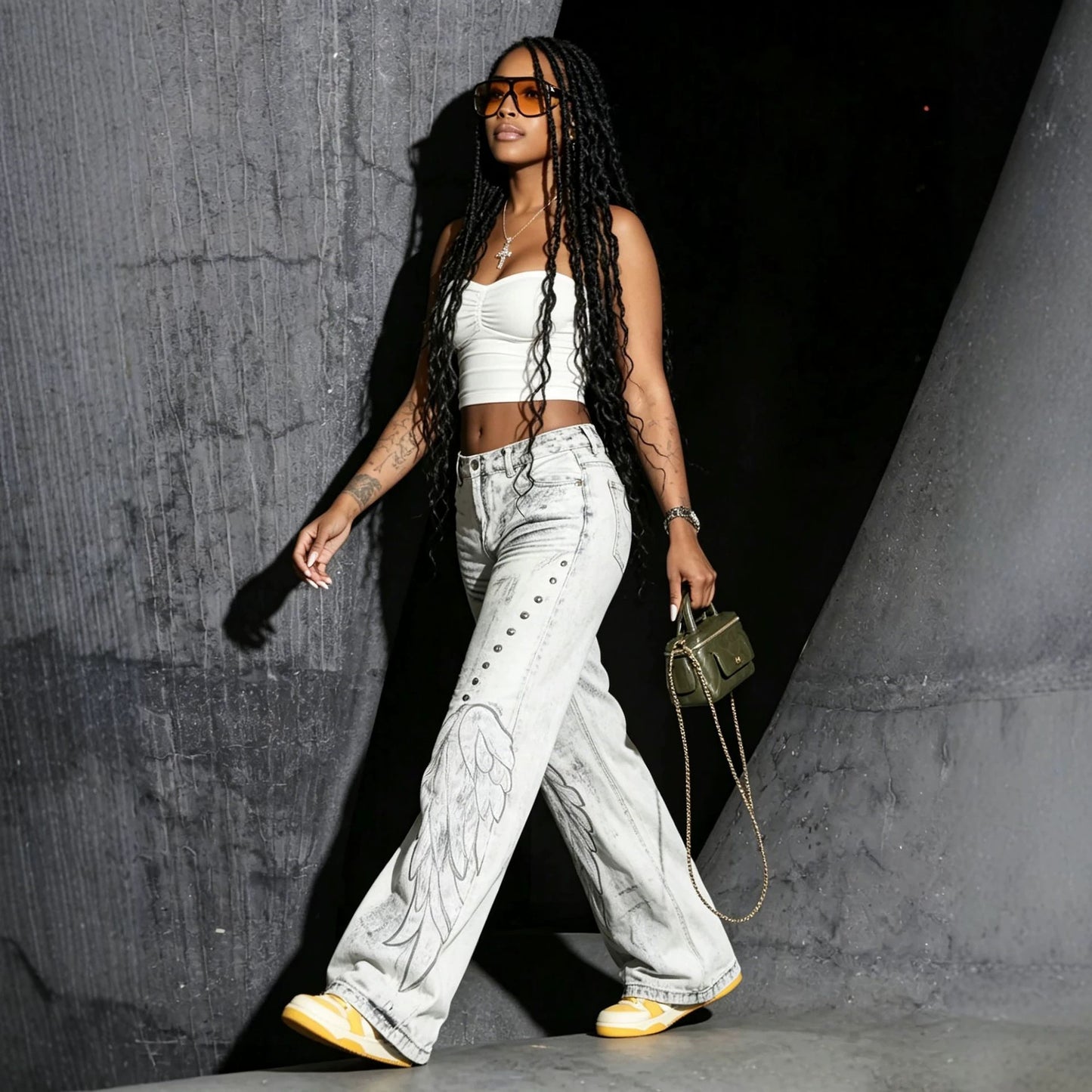 Jeans baggy con alas bordadas